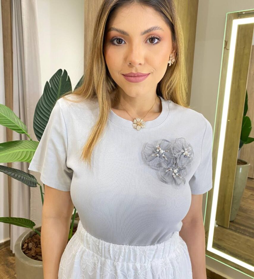 T-shirt Feminina Manga Curta Lana com Broche Floral Cinza - Fernanda Ramos Store
