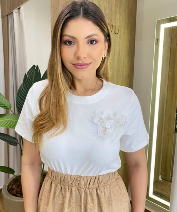 T-shirt Feminina Manga Curta Lana com Broche Floral Off White - Fernanda Ramos Store