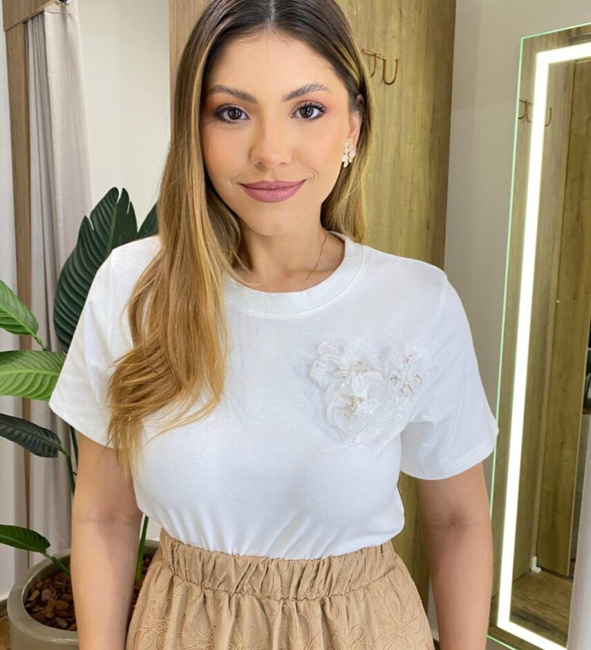 T-shirt Feminina Manga Curta Lana com Broche Floral Off White - Fernanda Ramos Store