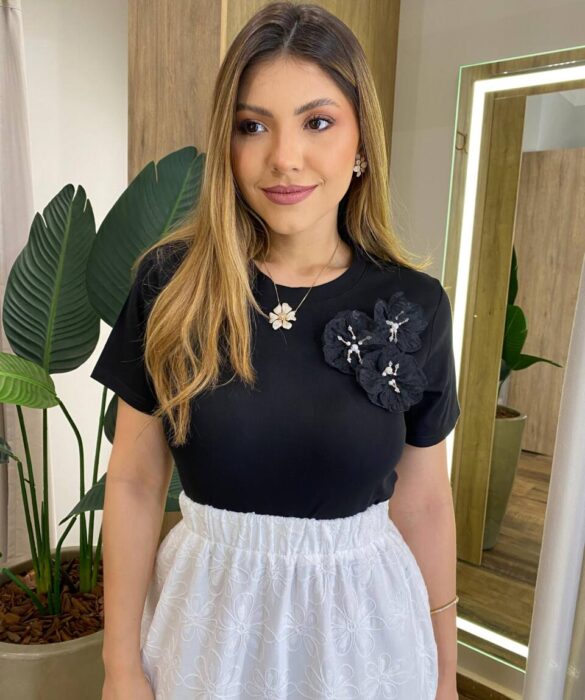 T-shirt Feminina Manga Curta Lana com Broche Floral Preta - Fernanda Ramos Store