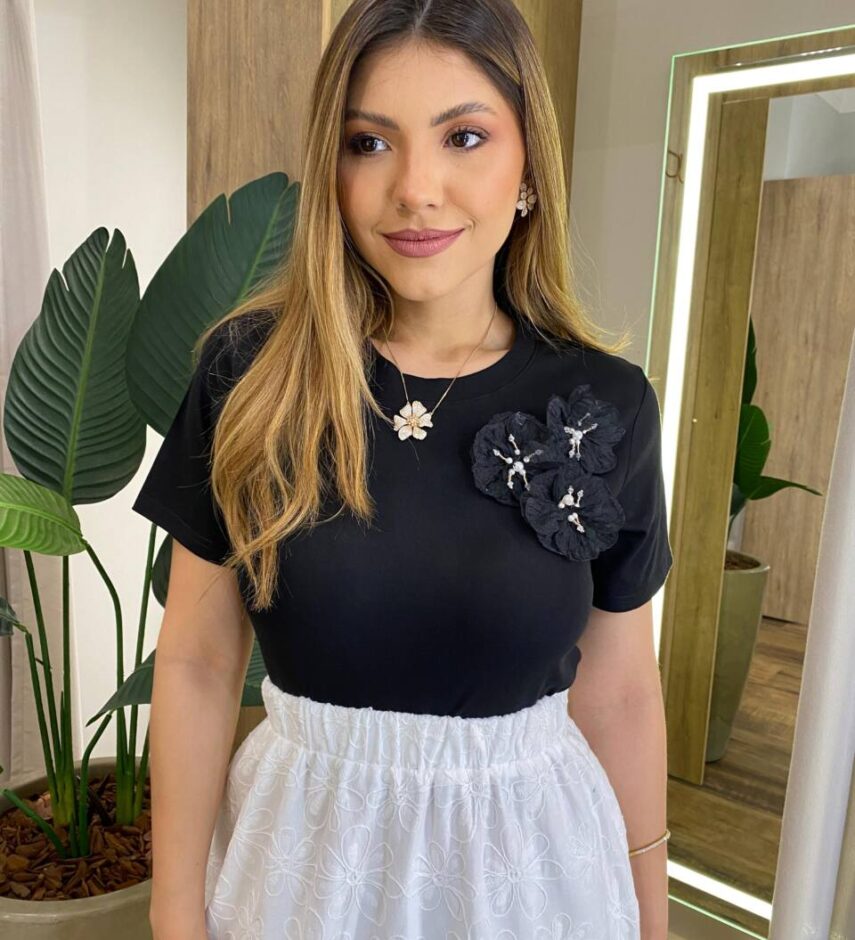 T-shirt Feminina Manga Curta Lana com Broche Floral Preta - Fernanda Ramos Store