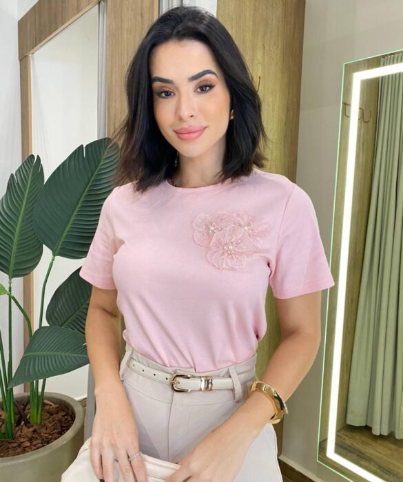 T-shirt Feminina Manga Curta Lana com Broche Floral Rosa - Fernanda Ramos Store