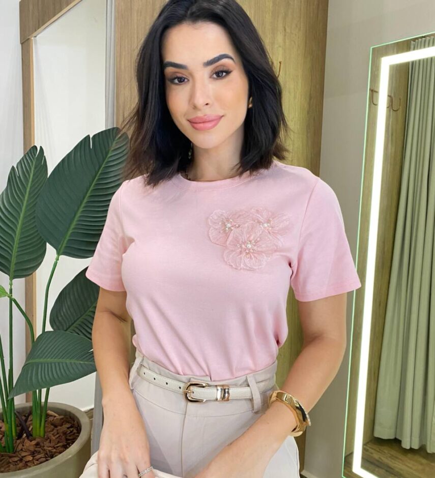 T-shirt Feminina Manga Curta Lana com Broche Floral Rosa - Fernanda Ramos Store