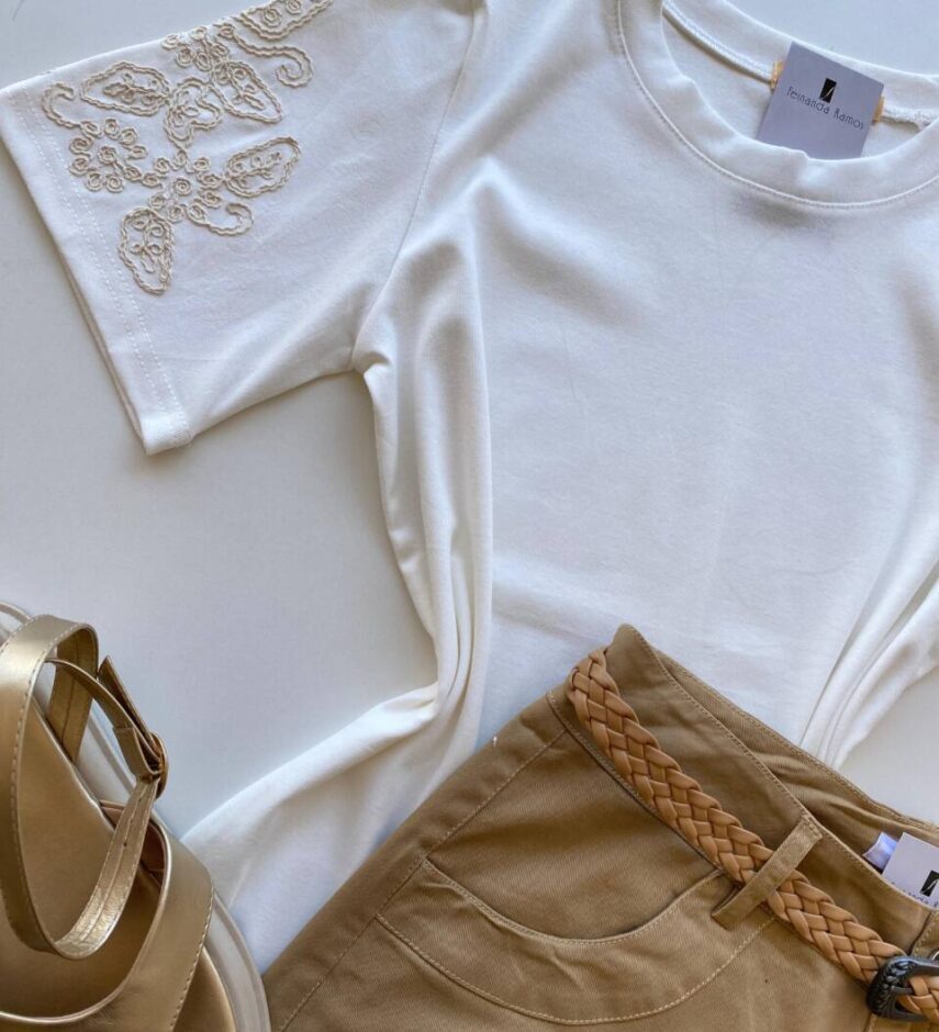 T-shirt Feminina Manga Curta Liz com Bordado Floral Off White - Fernanda Ramos Store