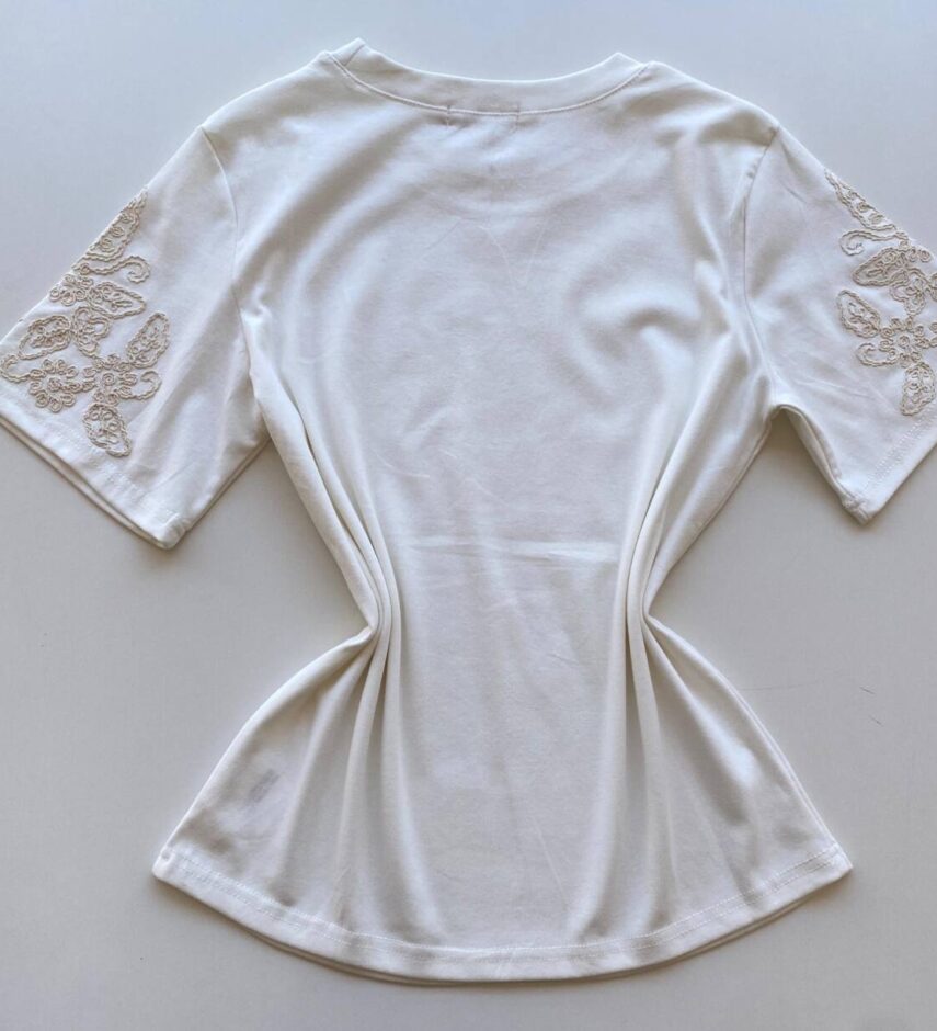 T-shirt Feminina Manga Curta Liz com Bordado Floral Off White - Fernanda Ramos Store