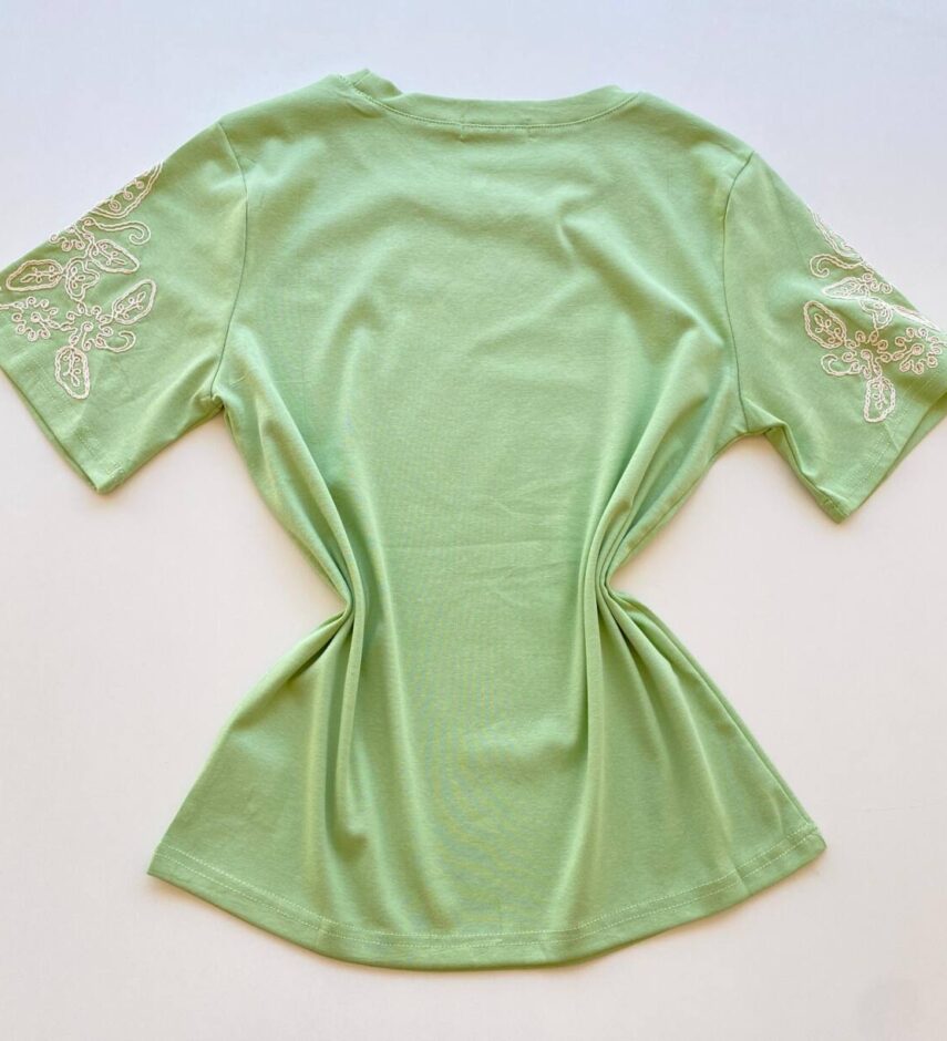 T-shirt Feminina Manga Curta Liz com Bordado Floral Verde - Fernanda Ramos Store