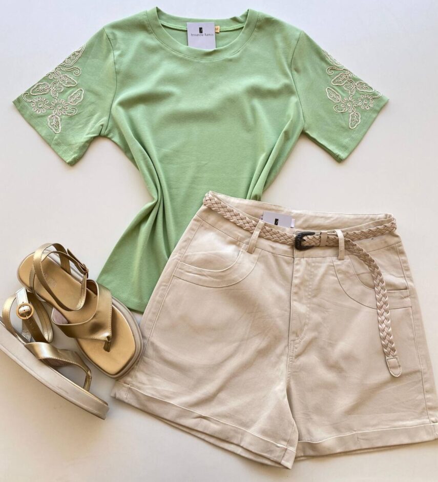 T-shirt Feminina Manga Curta Liz com Bordado Floral Verde - Fernanda Ramos Store