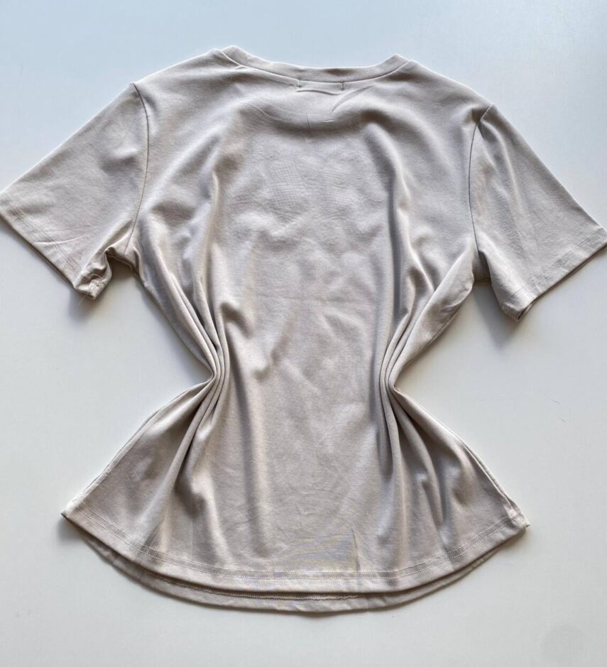 T-shirt Feminina Manga Curta Louise Caqui com Bordado - Fernanda Ramos Store