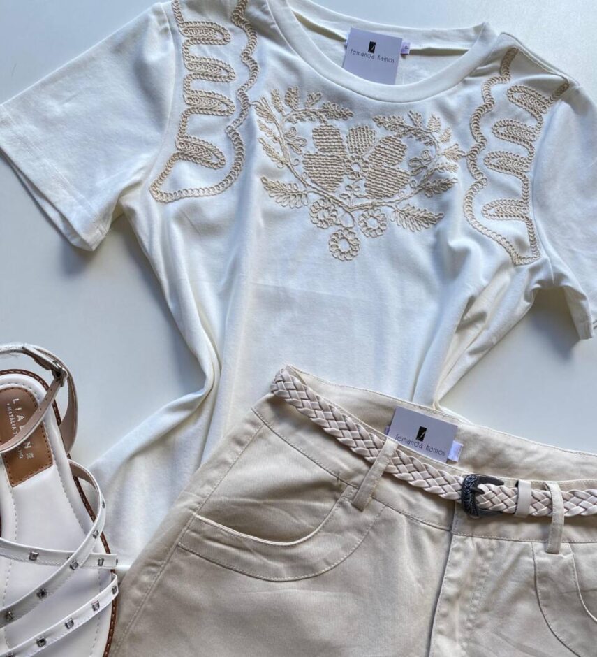 T-shirt Feminina Manga Curta Louise Off White com Bordado - Fernanda Ramos Store