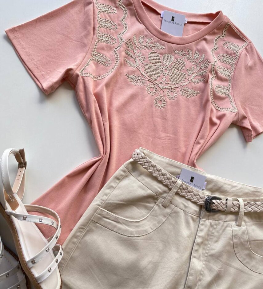 T-shirt Feminina Manga Curta Louise Salmão com Bordado - Fernanda Ramos Store
