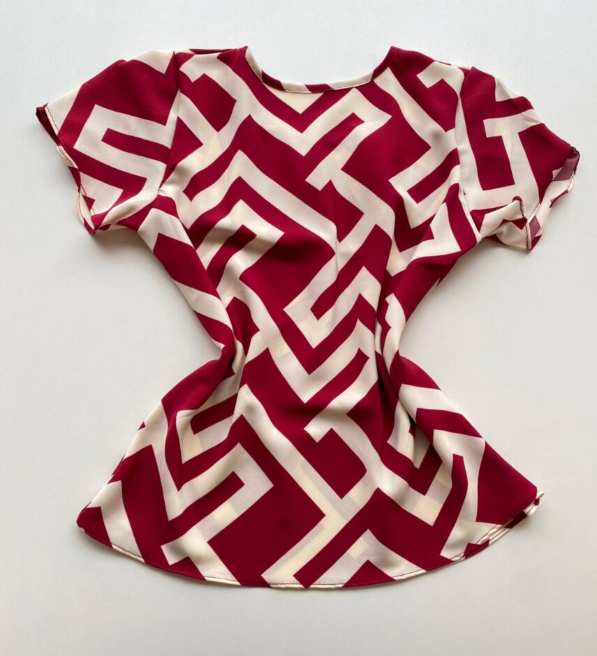 Blusa Feminina Crepe Suzan Manga Curta Estampada Vinho - Fernanda Ramos Store