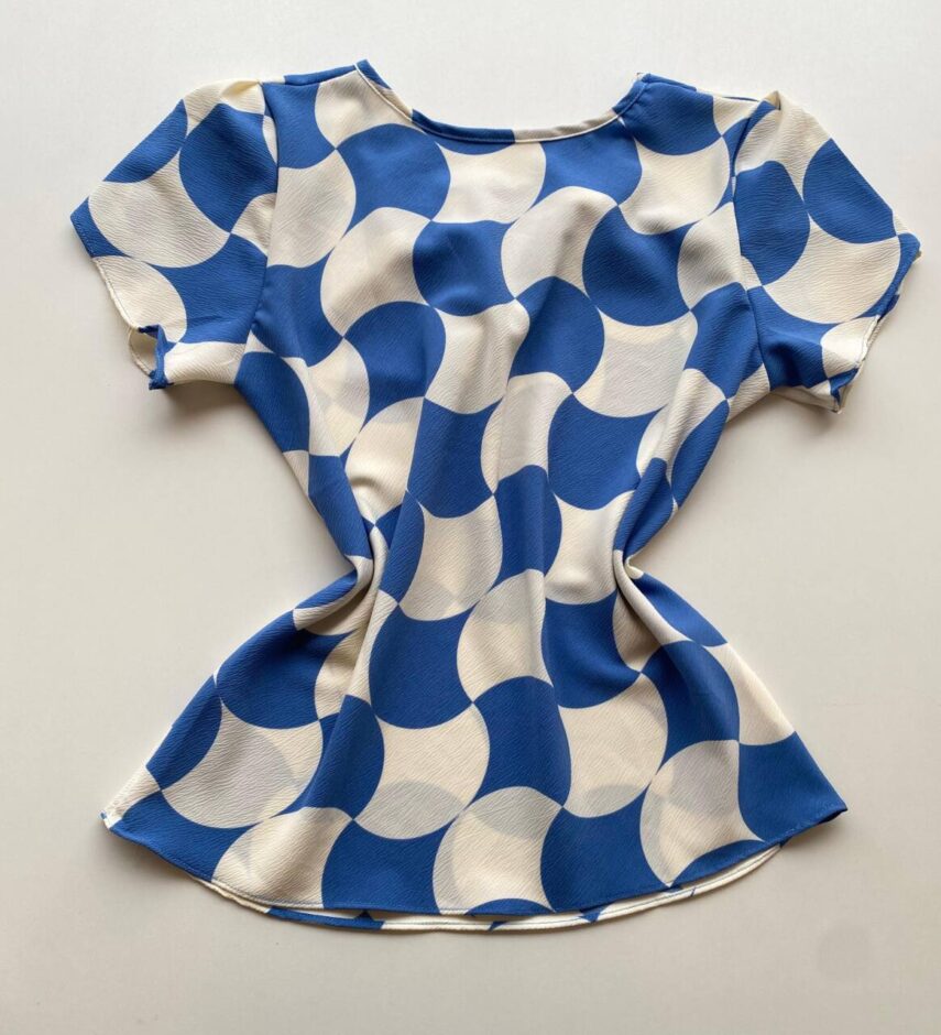 Blusa Feminina Crepe Suzana Manga Curta Estampada Azul - Fernanda Ramos Store