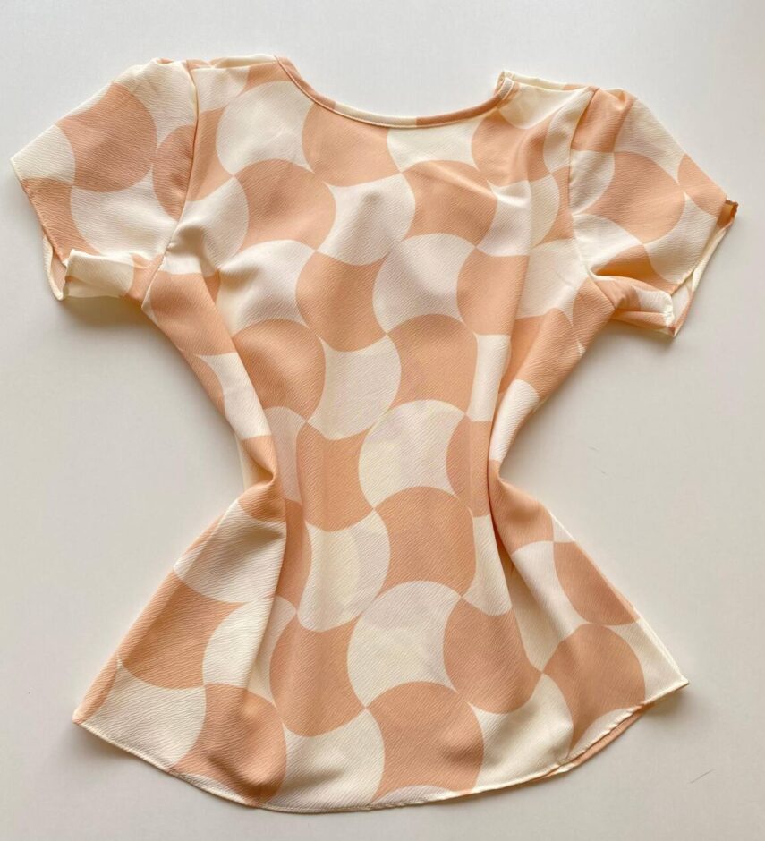 Blusa Feminina Crepe Suzana Manga Curta Estampada Bege - Fernanda Ramos Store
