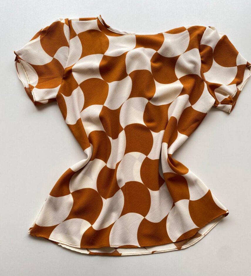 Blusa Feminina Crepe Suzana Manga Curta Estampada Caramelo - Fernanda Ramos Store
