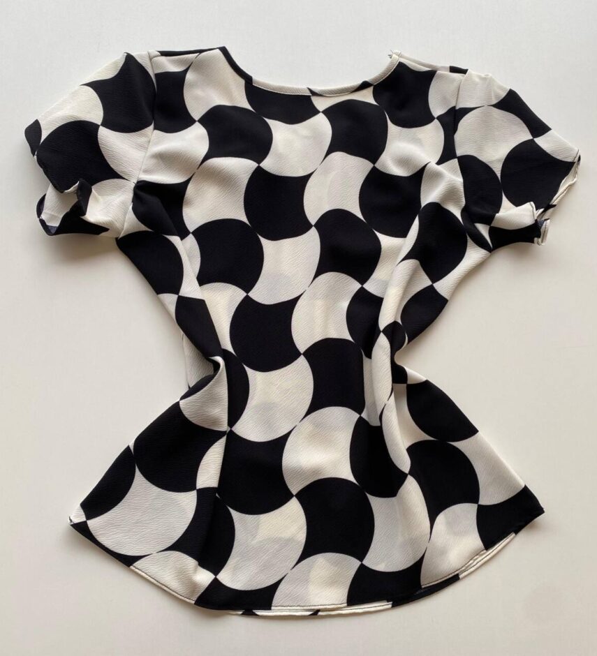 Blusa Feminina Crepe Suzana Manga Curta Estampada Preta - Fernanda Ramos Store
