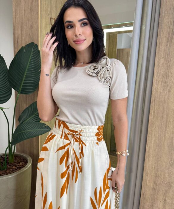 Blusa Feminina Manga Curta Modal Lauren Detalhe em Flor Nude - Fernanda Ramos Store