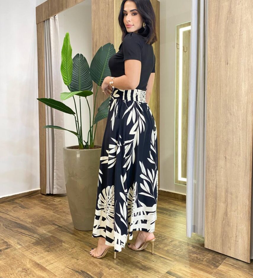 Blusa Feminina Manga Curta Modal Lauren Detalhe em Flor Preta - Fernanda Ramos Store