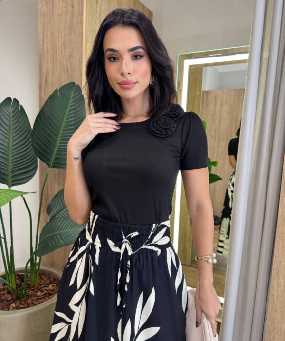 Blusa Feminina Manga Curta Modal Lauren Detalhe em Flor Preta - Fernanda Ramos Store