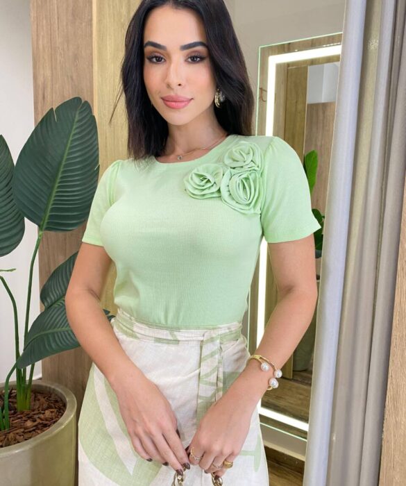 Blusa Feminina Manga Curta Modal Lauren Detalhe em Flor Verde - Fernanda Ramos Store