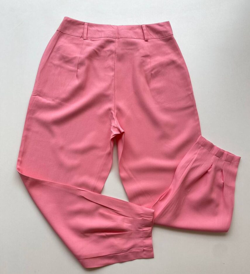 Calça Cenoura Alfaiataria Feminina Jaque com Bolsos Rosa - Fernanda Ramos Store