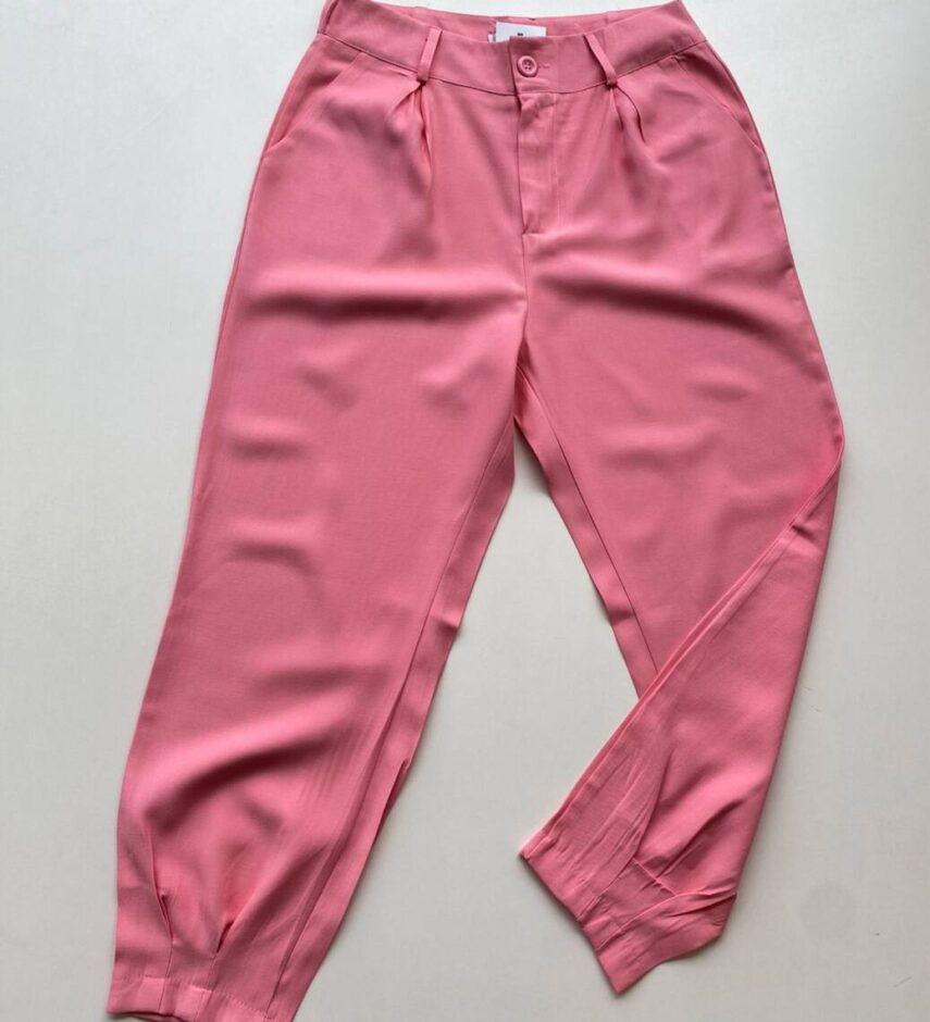 Calça Cenoura Alfaiataria Feminina Jaque com Bolsos Rosa - Fernanda Ramos Store