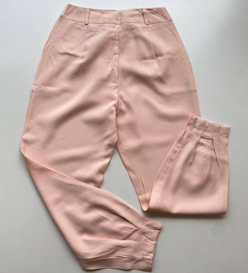 Calça Cenoura Alfaiataria Feminina Jaque com Bolsos Salmão - Fernanda Ramos Store
