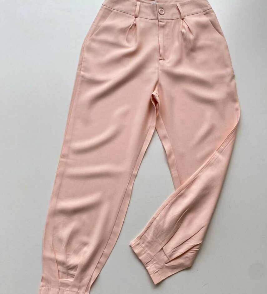 Calça Cenoura Alfaiataria Feminina Jaque com Bolsos Salmão - Fernanda Ramos Store
