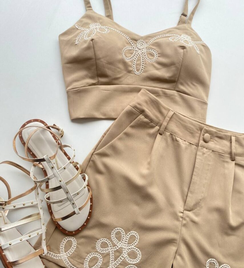 Conjunto Feminino Mabel Cropped com Bojo e Short Bordado Bege - Fernanda Ramos Store