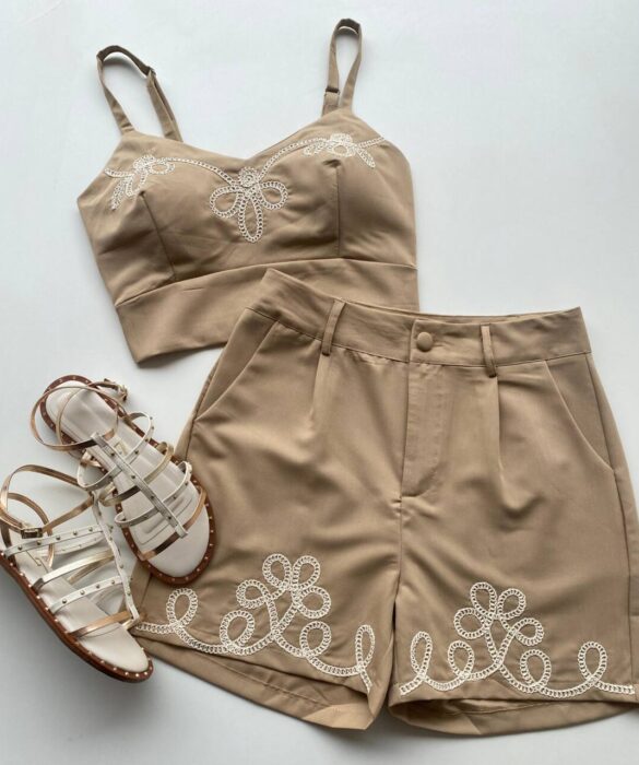 Conjunto Feminino Mabel Cropped com Bojo e Short Bordado Bege - Fernanda Ramos Store