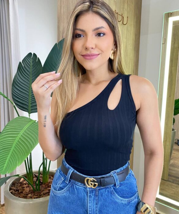 Cropped Feminino Kelly com Bojo Nula Manga Detalhe Vazado Preto - Fernanda Ramos Store