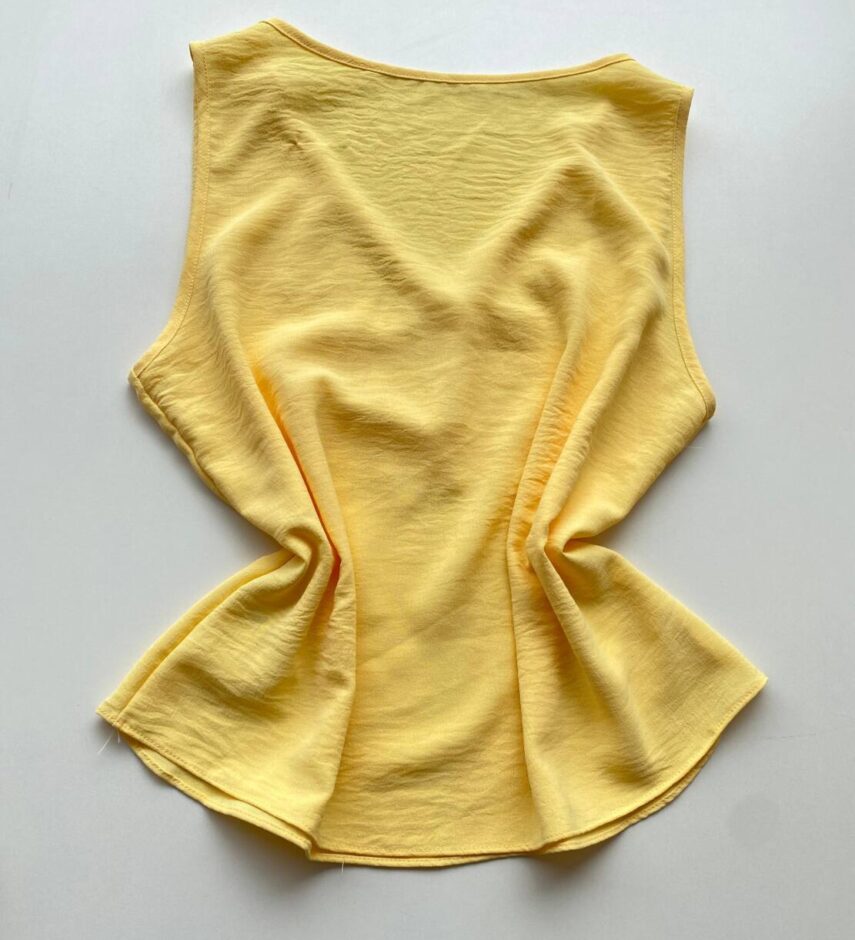 Regata Feminina Crepe Blossom Decote em V Amarela - Fernanda Ramos Store