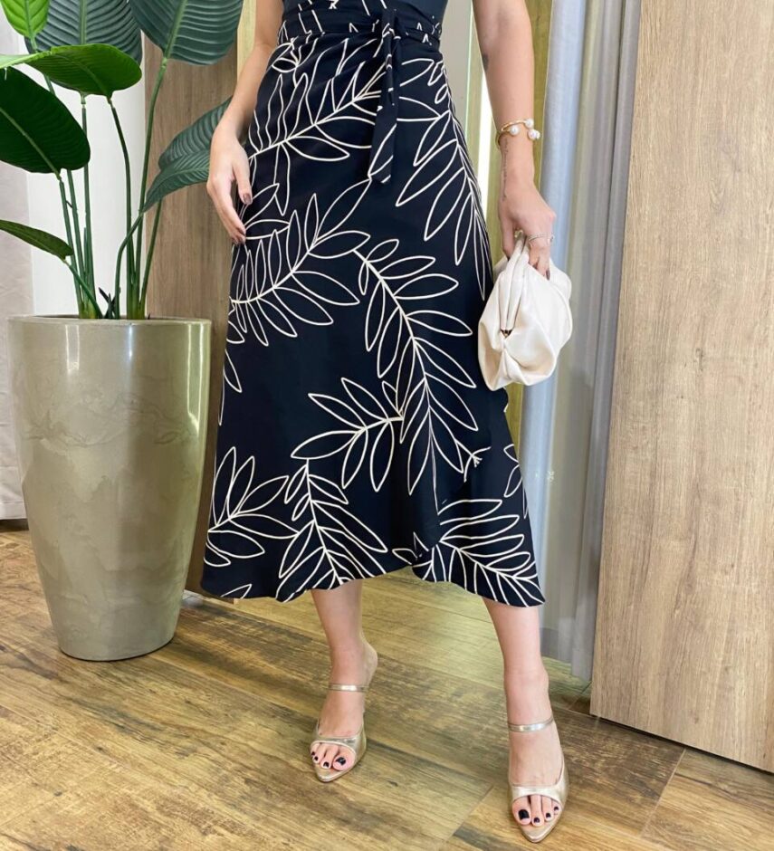 Saia Feminina Midi Ana Envelope Viscolinho com Estampas Preta - Fernanda Ramos Store