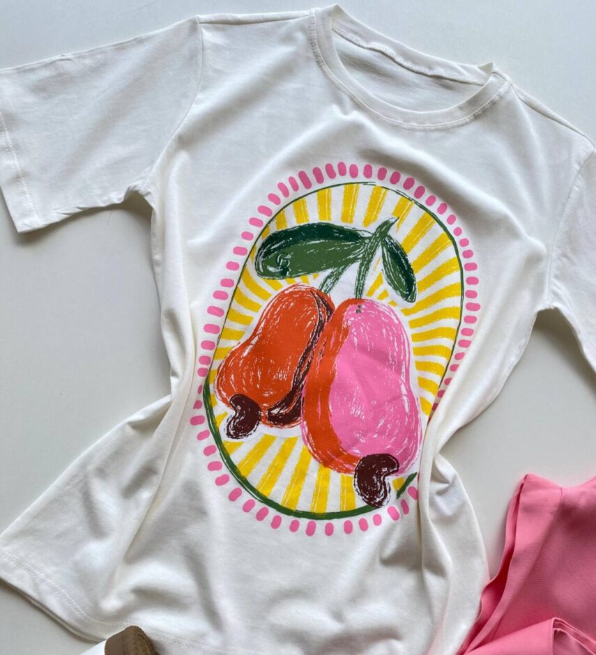 T-shirt Feminina Manga Curta Dora Off White Estampa Caju - Fernanda Ramos Store