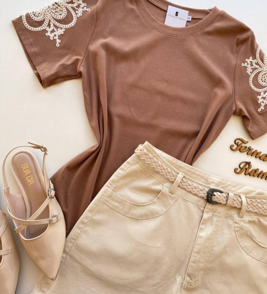 T-shirt Feminina Manga Curta Hayley Bordada Marrom - Fernanda Ramos Store