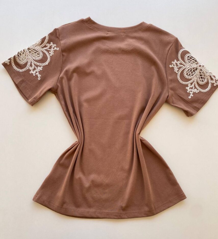 T-shirt Feminina Manga Curta Hayley Bordada Marrom - Fernanda Ramos Store