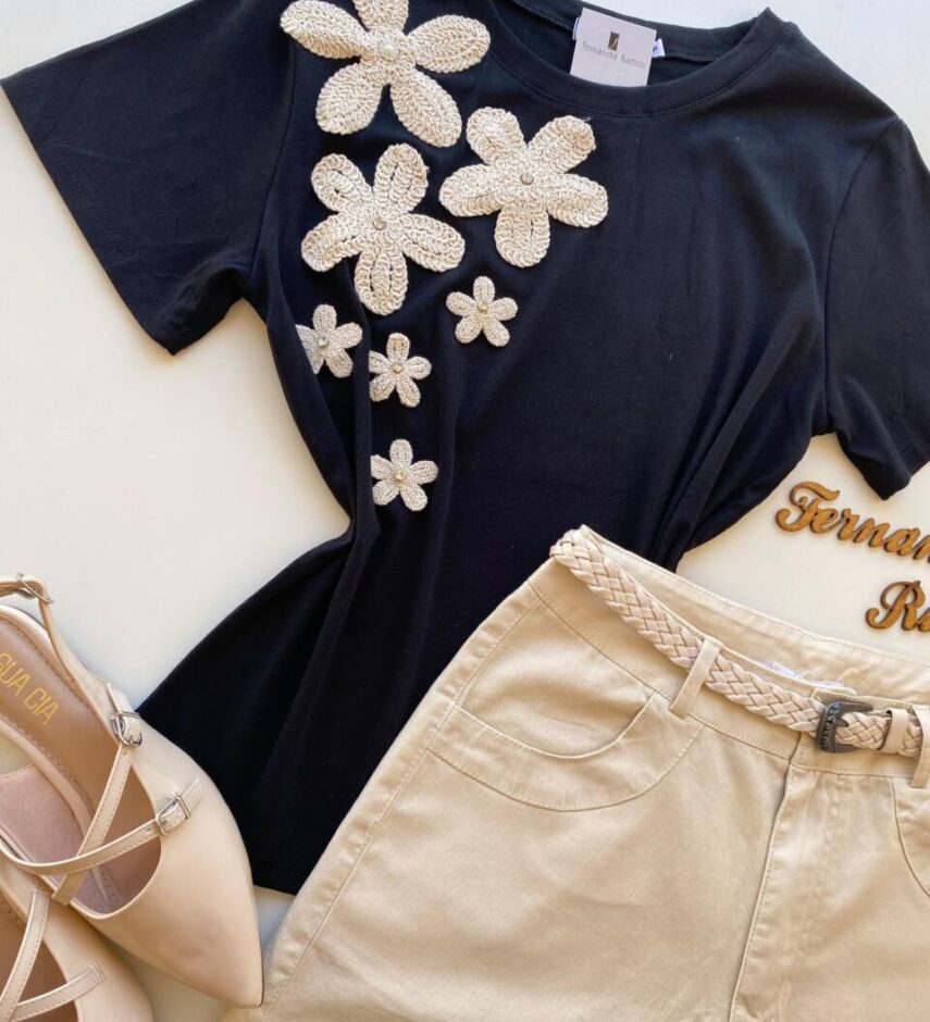 T-shirt Feminina Manga Curta Mabel Detalhes em Flores Branca Preta - Fernanda Ramos Store