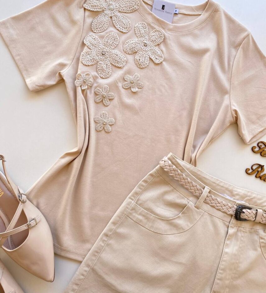 T-shirt Feminina Manga Curta Mabel Detalhes em Flores Nude - Fernanda Ramos Store