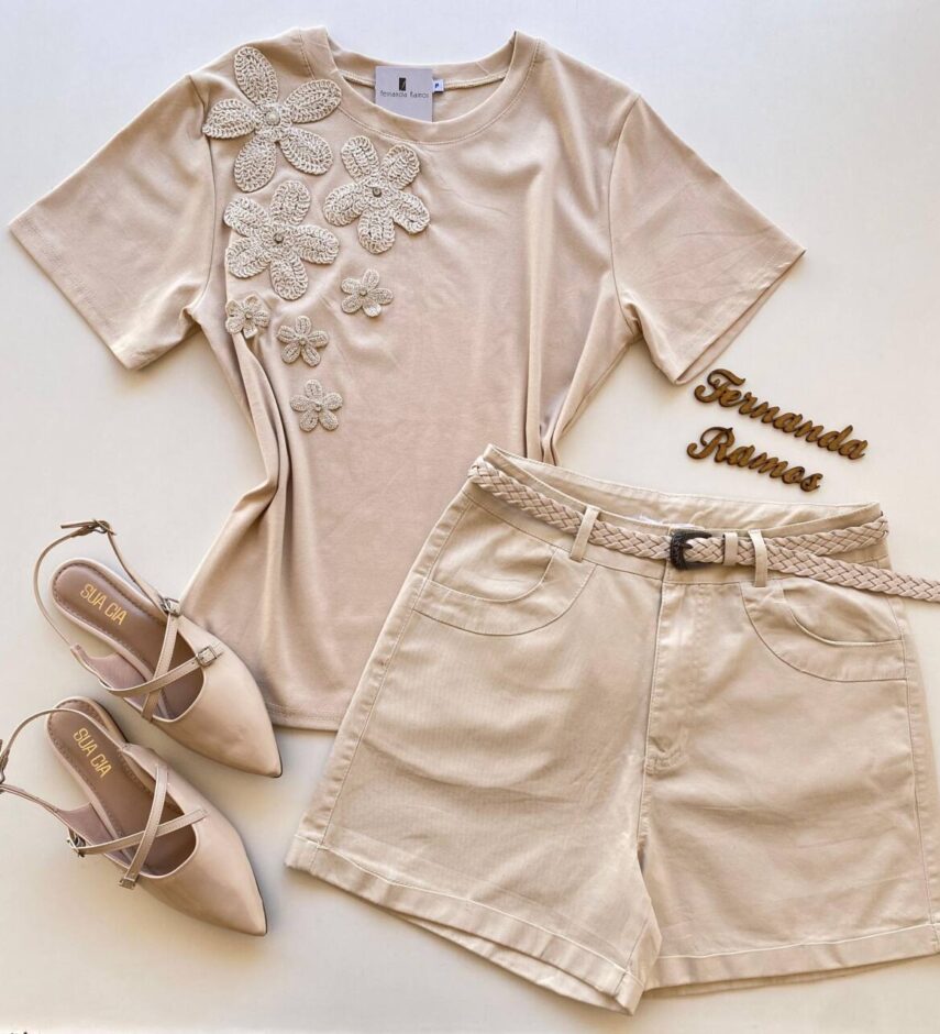 T-shirt Feminina Manga Curta Mabel Detalhes em Flores Nude - Fernanda Ramos Store