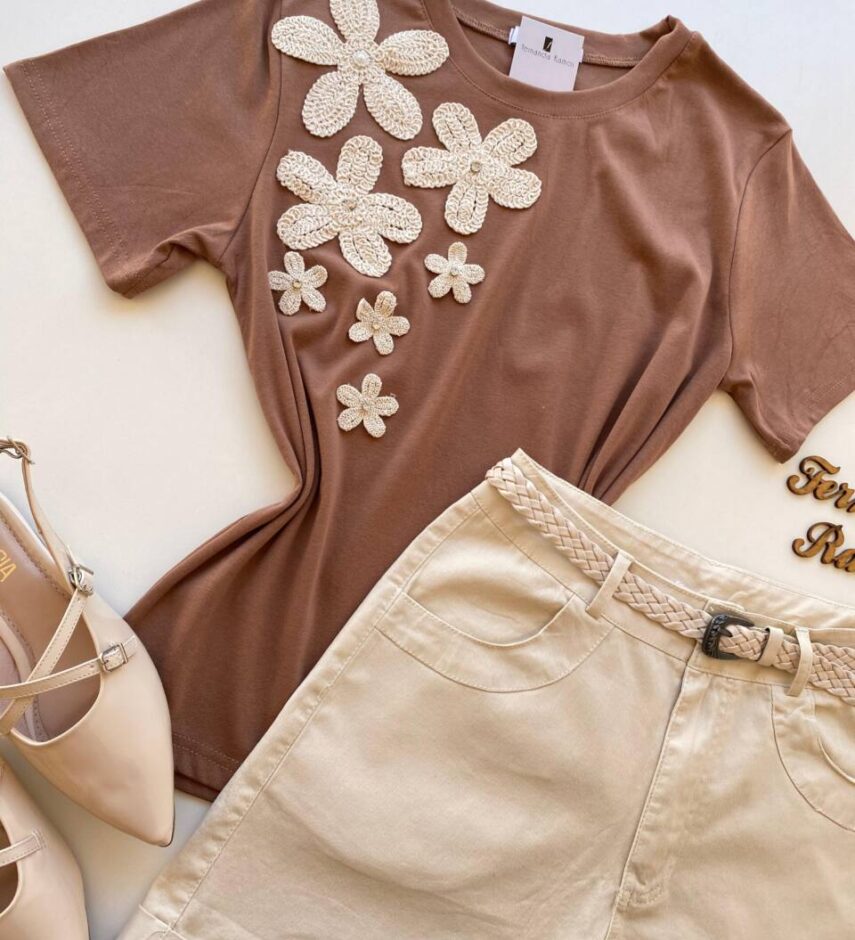 T-shirt Feminina Manga Curta Mabel Detalhes em Flores Marrom - Fernanda Ramos Store