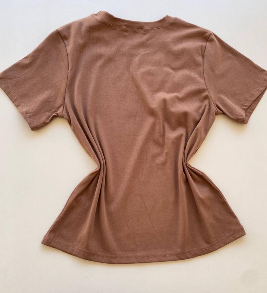 T-shirt Feminina Manga Curta Mabel Detalhes em Flores Marrom - Fernanda Ramos Store