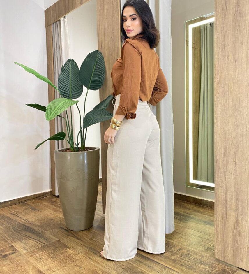Camisa Feminina Manga Longa com Detalhe em Babado Caramelo - Fernanda Ramos Store