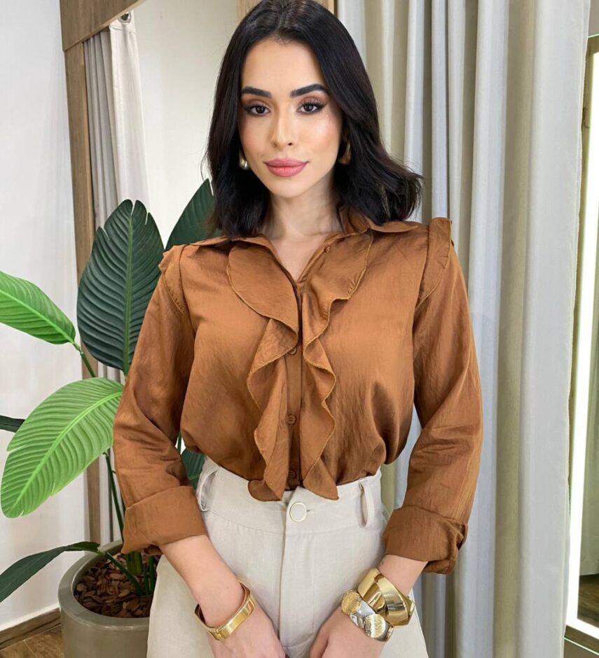 Camisa Feminina Manga Longa com Detalhe em Babado Caramelo - Fernanda Ramos Store