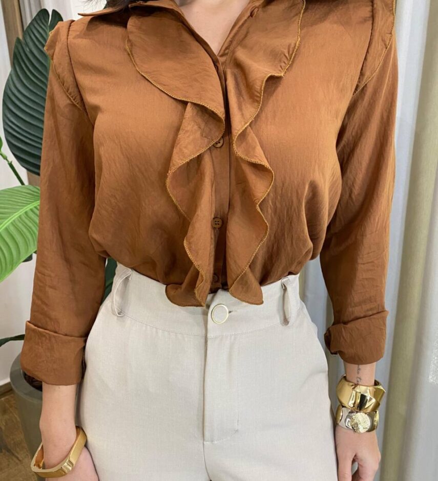 Camisa Feminina Manga Longa com Detalhe em Babado Caramelo - Fernanda Ramos Store