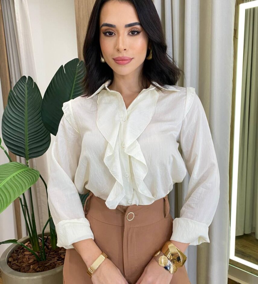 Camisa Feminina Manga Longa com Detalhe em Babado Off White - Fernanda Ramos Store