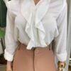 Camisa Feminina Manga Longa com Detalhe em Babado Off White - Fernanda Ramos Store