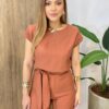 Conjunto Feminino Alfaiataria Mavie Blusa e Calça com Amarração Caramelo - Fernanda Ramos Store