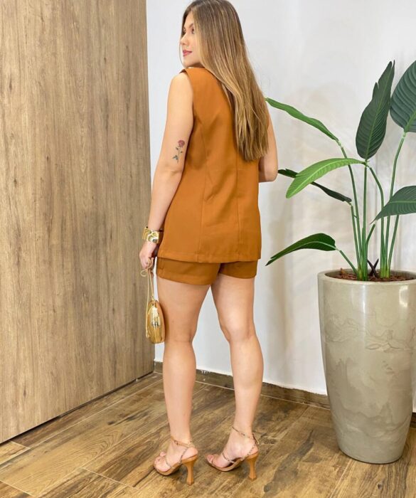 Conjunto Feminino Alfaiataria Thaina Colete e Short Caramelo - Fernanda Ramos Store