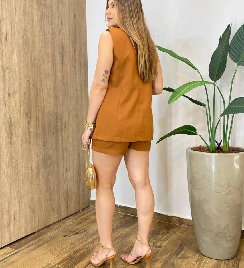 Conjunto Feminino Alfaiataria Thaina Colete e Short Caramelo - Fernanda Ramos Store
