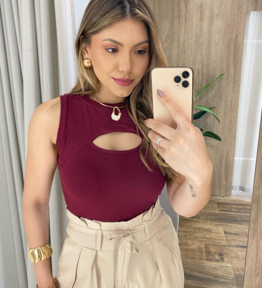 Regata Feminina Canelada Juju com Abertura Vinho - Fernanda Ramos Store