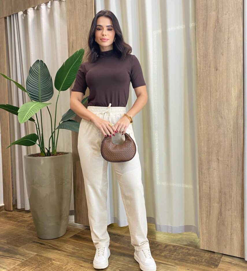 Blusa Feminina Marsha Malha Manga Curta e Gola Alta Marrom - Fernanda Ramos Store
